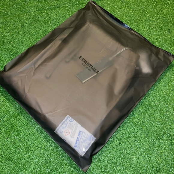 ESSENTIALS FEAR OF GOD OAK RELAXED SWEAT SHORTS🆕 - Picture 9 of 12